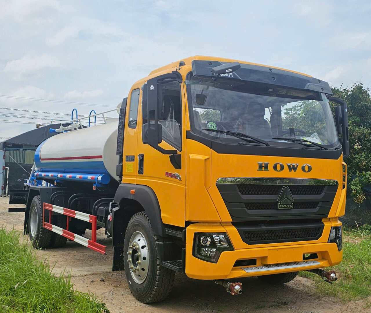 Ô tô  xi téc phun nước Howo 9,2 khối